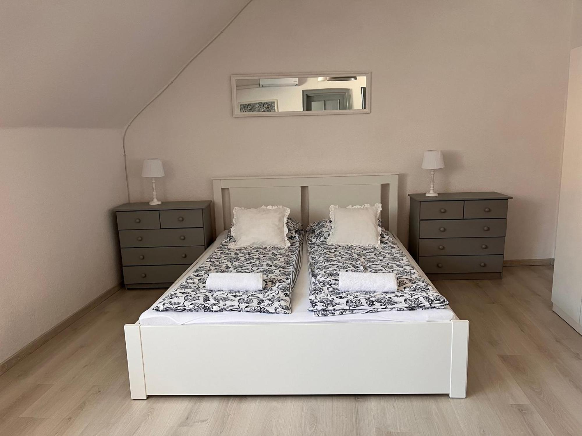 Pacsirta Apartman Grand Эгер Экстерьер фото